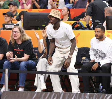 NBA, Basketball Herren, USA Profi Dennis Schröder mit Ehefrau Ellen (verdeckt) und Sohn Dennis fiebern mit Basketball FIBA World Cup Weltmeisterschaft Frauen WM Halbfinale Saison 2026 2027 12.09.2026 Frankreich FRA vs DBB Deutschland GER