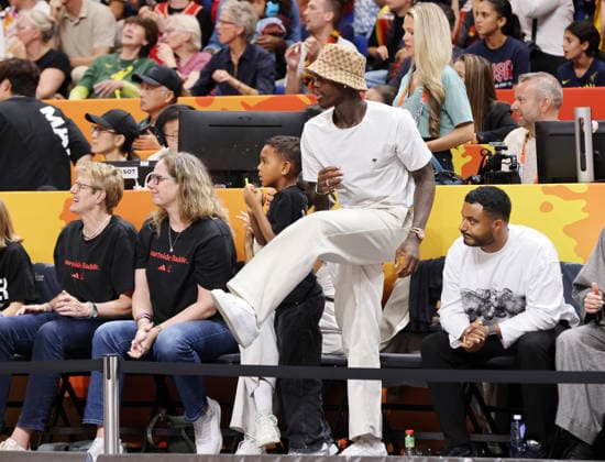 NBA, Basketball Herren, USA Profi Dennis Schröder mit Ehefrau Ellen (verdeckt) und Sohn Dennis fiebern mit Basketball FIBA World Cup Weltmeisterschaft Frauen WM Halbfinale Saison 2026 2027 12.09.2026 Frankreich FRA vs DBB Deutschland GER