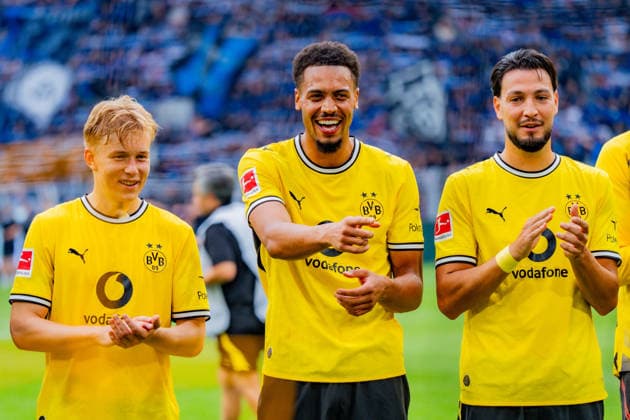 1. Bundesliga, 3. Spieltag, Borussia Dortmund vs. SC Paderborn 07 am 12.09.2026 Daniel Svensson Felix Nmecha Ramy Bensebaini zufrieden nach Abpfiff Jubel mit den Fans *** Bundesliga 1, Matchday 3, Borussia Dortmund vs. SC Paderborn 07 on September 12, 2026; Daniel Svensson, Felix Nmecha, and Ramy Bensebaini were pleased after the final whistle and celebrated with the fans Copyright: xBahhoxKarax