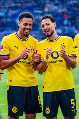 1. Bundesliga, 3. Spieltag, Borussia Dortmund vs. SC Paderborn 07 am 12.09.2026 Daniel Svensson Felix Nmecha Ramy Bensebaini zufrieden nach Abpfiff Jubel mit den Fans *** Bundesliga 1, Matchday 3, Borussia Dortmund vs. SC Paderborn 07 on September 12, 2026; Daniel Svensson, Felix Nmecha, and Ramy Bensebaini were pleased after the final whistle and celebrated with the fans Copyright: xBahhoxKarax