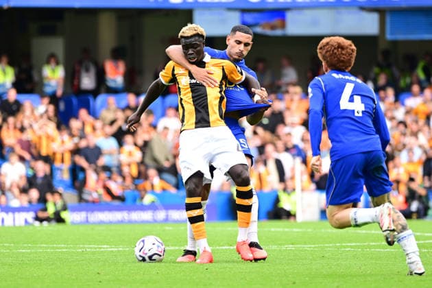 Chelsea v Hull City, Premier League Chelsea defender Maxence Lacroix (5) gets to grips with Hull City forward (on loan from AS Roma) Robinio Vaz (47) during the Premier League match between Chelsea and Hull City at Stamford Bridge, London, UK on 12 September 2026. London Stamford Bridge Greater London UK Editorial use only DataCo restrictions apply See www.football-dataco.com , Copyright: xDennisxGoodwinx PSI-24862-0043