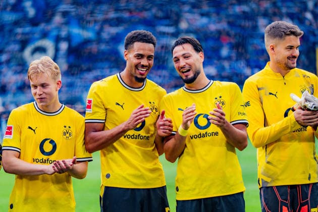1. Bundesliga, 3. Spieltag, Borussia Dortmund vs. SC Paderborn 07 am 12.09.2026 Daniel Svensson Felix Nmecha Ramy Bensebaini zufrieden nach Abpfiff Jubel mit den Fans *** Bundesliga 1, Matchday 3, Borussia Dortmund vs. SC Paderborn 07 on September 12, 2026; Daniel Svensson, Felix Nmecha, and Ramy Bensebaini were pleased after the final whistle and celebrated with the fans Copyright: xBahhoxKarax