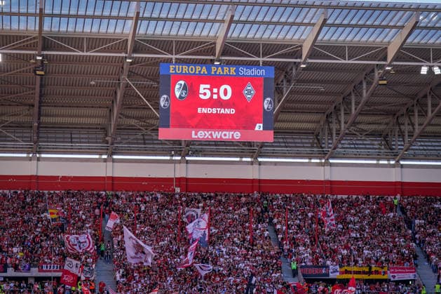 Deutschland: Fussball Bundesliga 2026 - 2027, 3. Spieltag - SC Freiburg vs Borussia Mönchengladbach - Europa-Park-Stadion (Freiburg): Endstand 5:0 Anzeigetafel, Zuschauer, Fans, Tribüne, Fahne, Transparent, Spruchband, Choreographie, Fanchoreo, *** Germany Soccer Bundesliga 2026–2027, Matchday 3: SC Freiburg vs. Borussia Mönchengladbach at Europa-Park Stadium, Freiburg; Final Score 5–0; Scoreboard, Spectators, Fans, Stands, Flag, Banner, Sign, Choreography, Fan Choreography, Copyright: xJOERANxSTEINSIEKx