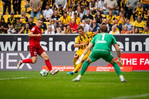 Vorlage von Matti Wagner (Alemannia Aachen, 03) zum 2:0 durch Mika Schroers (Alemannia Aachen, 27) TSV Alemannia Aachen vs. SSV Jahn Regensburg, Fussball, 3. Liga, 5. Spieltag, Saison 2026 2027, 12.09.2026 DFB REGULATIONS PROHIBIT ANY USE OF PHOTOGRAPHS AS IMAGE SEQUENCES AND OR QUASI-VIDEO TSV Alemannia Aachen vs. SSV Jahn Regensburg, Fussball, 3. Liga, 5. Spieltag, Saison 2026 2027, 12.09.2026 Aachen Copyright: xEibner-Pressefoto J.xDerondeaux EP_JDU