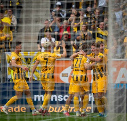 Die Mannschaft bejubelt das 2:0 durch Mika Schroers (Alemannia Aachen, 27) TSV Alemannia Aachen vs. SSV Jahn Regensburg, Fussball, 3. Liga, 5. Spieltag, Saison 2026 2027, 12.09.2026 DFB REGULATIONS PROHIBIT ANY USE OF PHOTOGRAPHS AS IMAGE SEQUENCES AND OR QUASI-VIDEO TSV Alemannia Aachen vs. SSV Jahn Regensburg, Fussball, 3. Liga, 5. Spieltag, Saison 2026 2027, 12.09.2026 Aachen Copyright: xEibner-Pressefoto J.xDerondeaux EP_JDU