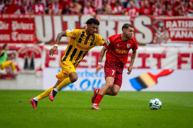 Joel da Silva Kiala (Alemannia Aachen, 37) gegen Oscar Schoenfelder (SSV Jahn Regensburg, 07) TSV Alemannia Aachen vs. SSV Jahn Regensburg, Fussball, 3. Liga, 5. Spieltag, Saison 2026 2027, 12.09.2026 DFB REGULATIONS PROHIBIT ANY USE OF PHOTOGRAPHS AS IMAGE SEQUENCES AND OR QUASI-VIDEO TSV Alemannia Aachen vs. SSV Jahn Regensburg, Fussball, 3. Liga, 5. Spieltag, Saison 2026 2027, 12.09.2026 Aachen Copyright: xEibner-Pressefoto J.xDerondeaux EP_JDU