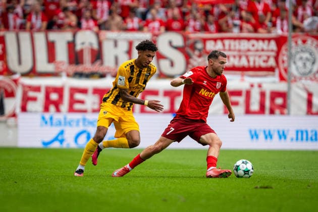 Joel da Silva Kiala (Alemannia Aachen, 37) gegen Oscar Schoenfelder (SSV Jahn Regensburg, 07) TSV Alemannia Aachen vs. SSV Jahn Regensburg, Fussball, 3. Liga, 5. Spieltag, Saison 2026 2027, 12.09.2026 DFB REGULATIONS PROHIBIT ANY USE OF PHOTOGRAPHS AS IMAGE SEQUENCES AND OR QUASI-VIDEO TSV Alemannia Aachen vs. SSV Jahn Regensburg, Fussball, 3. Liga, 5. Spieltag, Saison 2026 2027, 12.09.2026 Aachen Copyright: xEibner-Pressefoto J.xDerondeaux EP_JDU