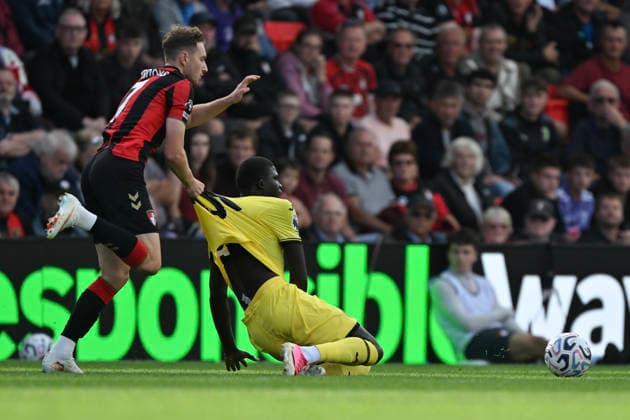 Bournemouth v Brentford Premier League El Hadji Malick Diouf of Brentford is pulled back by David Brooks of Bournemouth during the Premier League match at the Vitality Stadium, Bournemouth 12 09 2026 UK Newspapers OUT Copyright: xJeremyxLandeyx FIL-23934-0049