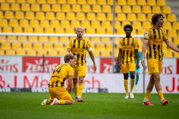 Jonas Oehmichen (Alemannia Aachen, 44) nach einem Foul am Boden TSV Alemannia Aachen vs. SSV Jahn Regensburg, Fussball, 3. Liga, 5. Spieltag, Saison 2026 2027, 12.09.2026 DFB REGULATIONS PROHIBIT ANY USE OF PHOTOGRAPHS AS IMAGE SEQUENCES AND OR QUASI-VIDEO TSV Alemannia Aachen vs. SSV Jahn Regensburg, Fussball, 3. Liga, 5. Spieltag, Saison 2026 2027, 12.09.2026 Aachen Copyright: xEibner-Pressefoto J.xDerondeaux EP_JDU