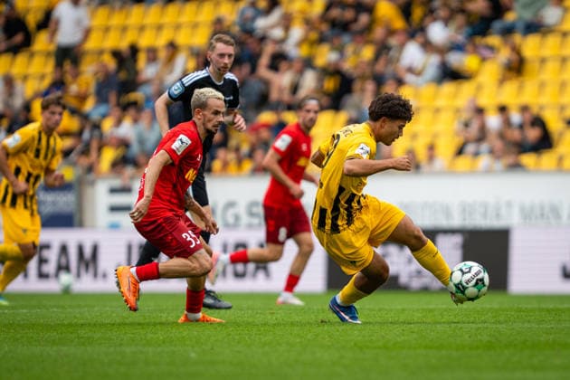 Justin von der Hitz (Alemannia Aachen, 30) am Ball TSV Alemannia Aachen vs. SSV Jahn Regensburg, Fussball, 3. Liga, 5. Spieltag, Saison 2026 2027, 12.09.2026 DFB REGULATIONS PROHIBIT ANY USE OF PHOTOGRAPHS AS IMAGE SEQUENCES AND OR QUASI-VIDEO TSV Alemannia Aachen vs. SSV Jahn Regensburg, Fussball, 3. Liga, 5. Spieltag, Saison 2026 2027, 12.09.2026 Aachen Copyright: xEibner-Pressefoto J.xDerondeaux EP_JDU