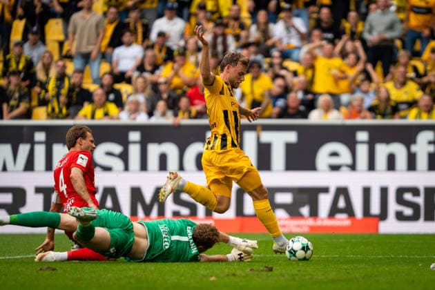 Mika Schroers (Alemannia Aachen, 27) geht an Hannes Hermann (SSV Jahn Regensburg, 01) vorbei TSV Alemannia Aachen vs. SSV Jahn Regensburg, Fussball, 3. Liga, 5. Spieltag, Saison 2026 2027, 12.09.2026 DFB REGULATIONS PROHIBIT ANY USE OF PHOTOGRAPHS AS IMAGE SEQUENCES AND OR QUASI-VIDEO TSV Alemannia Aachen vs. SSV Jahn Regensburg, Fussball, 3. Liga, 5. Spieltag, Saison 2026 2027, 12.09.2026 Aachen Copyright: xEibner-Pressefoto J.xDerondeaux EP_JDU