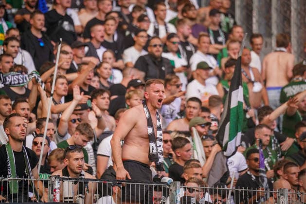 Deutschland: Fussball Bundesliga 2026 - 2027, 3. Spieltag - SC Freiburg vs Borussia Mönchengladbach - Europa-Park-Stadion (Freiburg): Wütende und enttäuschte Fans von Borussia Mönchengladbach im Gästeblock, ein Anhänger schreit emotional in Richtung Spielfeld. Frust, Ärger, Wut, Enttäuschung, Niederlage, Fehlstart, Krise, Borussia Mönchengladbach, Gladbach, Fans, Ultras, Gästefans, Auswärtsfans, Fankurve, Tribüne, Zuschauer, Emotionen, Fußball, Bundesliga. *** Germany Soccer Bundesliga 2026–2027, Matchday 3: SC Freiburg vs. Borussia Mönchengladbach at Europa-Park Stadium in Freiburg. Angry and disappointed Borussia Mönchengladbach fans in the visitors’ section; one supporter shouts emotionally toward the field. Frustration, annoyance, anger, disappointment, defeat, a rough start, crisis, Borussia Mönchengladbach, Gladbach, fans, ultras, visiting fans, away fans, fan section, stands, spectators, emotions, soccer, Bundesliga Copyright: xJOERANxSTEINSIEKx