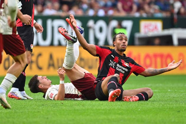 Alejandro GRIMALDO (Bayer Leverkusen), Aktion,Zweikampf gegen Mert KOEMUER (FC Augsburg). Fussball 1. Bundesliga Saison 2026 2027, 3.Spieltag, Spieltag03, FC Augsburg - Bayer 04 Leverkusen 2-2 am 12.09.2026 , WWK A R E N A. *** Alejandro GRIMALDO, Bayer Leverkusen, Action, Tackle against Mert KOEMUER, FC Augsburg, Soccer, Bundesliga, 2026–2027 Season, Matchday 3, Matchday 03, FC Augsburg vs. Bayer 04 Leverkusen 2–2 on September 12, 2026, WWK Arena