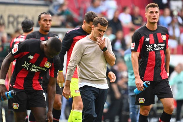 Trainer Carles MARTINEZ (Bayer Leverkusen) nach Spielende.skeptisch,ernst.re: Patrik SCHICK (Bayer Leverkusen). Fussball 1. Bundesliga Saison 2026 2027, 3.Spieltag, Spieltag03, FC Augsburg - Bayer 04 Leverkusen 2-2 am 12.09.2026 , WWK A R E N A. *** Coach Carles MARTINEZ of Bayer Leverkusen was skeptical and serious after the game regarding Patrik SCHICK of Bayer Leverkusen; Soccer, Bundesliga Season 2026–2027, Matchday 3, Matchday 03, FC Augsburg vs. Bayer 04 Leverkusen 2–2 on September 12, 2026, WWK Arena