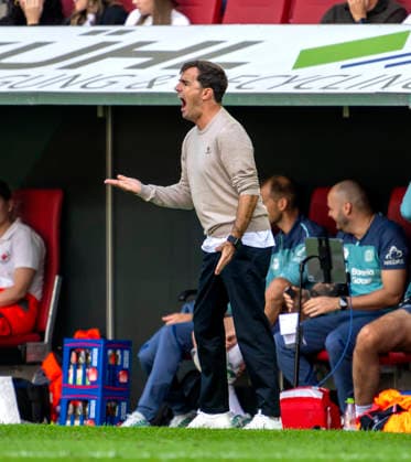 12.09.2026, Fussball Bundesliga 2026 2027, 3.Spieltag, FC Augsburg - Bayer Leverkusen, in der WWK-Arena Augsburg, Trainer Carles Martinez (Bayer Leverkusen) Torjubel ***DFL and DFB regulations prohibit any use of photographs as image sequences and or quasi-video.*** *** September 12, 2026, 2026–2027 Bundesliga, Matchday 3, FC Augsburg vs. Bayer Leverkusen, at the WWK Arena in Augsburg, Coach Carles Martinez, Bayer Leverkusen goal celebration ***DFL and DFB regulations prohibit any use of photographs as image sequences and or quasi-video***
