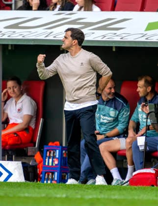 12.09.2026, Fussball Bundesliga 2026 2027, 3.Spieltag, FC Augsburg - Bayer Leverkusen, in der WWK-Arena Augsburg, Trainer Carles Martinez (Bayer Leverkusen) Torjubel ***DFL and DFB regulations prohibit any use of photographs as image sequences and or quasi-video.*** *** September 12, 2026, 2026–2027 Bundesliga, Matchday 3, FC Augsburg vs. Bayer Leverkusen, at the WWK Arena in Augsburg, Coach Carles Martinez, Bayer Leverkusen goal celebration ***DFL and DFB regulations prohibit any use of photographs as image sequences and or quasi-video***
