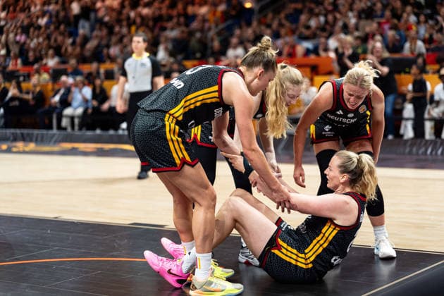 Marie Guelich (Deutschland, 21) am Boden, Leonie Fiebich (Deutschland, 13), Frieda Buehner (Deutschland, 20) und Emma Eichmeyer (Deutschland, 09) helfen hoch, GER, Frankreich vs. Deutschland, Basketball, FIBA Women s World Cup 2026, Halbfinale, 12.09.2026 GER, Frankreich vs. Deutschland, Basketball, FIBA Women s World Cup 2026, Halbfinale, 12.09.2026 Berlin Copyright: xEibner-Pressefoto MaxxVincenx EP_MVN
