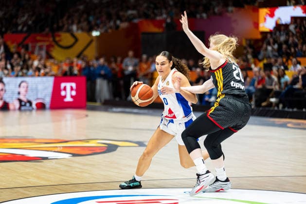 Carla Leite (Frankreich, 00) im Dribbling gegen Frieda Buehner (Deutschland, 20), GER, Frankreich vs. Deutschland, Basketball, FIBA Women s World Cup 2026, Halbfinale, 12.09.2026 GER, Frankreich vs. Deutschland, Basketball, FIBA Women s World Cup 2026, Halbfinale, 12.09.2026 Berlin Copyright: xEibner-Pressefoto MaxxVincenx EP_MVN