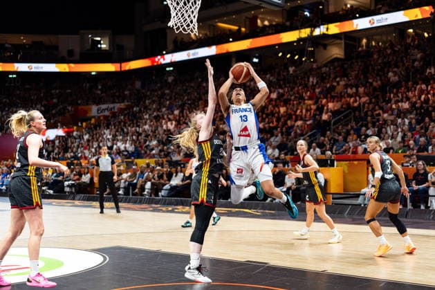 Janelle Salaun (Frankreich, 13) beim Korbleger gegen Frieda Buehner (Deutschland, 20), GER, Frankreich vs. Deutschland, Basketball, FIBA Women s World Cup 2026, Halbfinale, 12.09.2026 GER, Frankreich vs. Deutschland, Basketball, FIBA Women s World Cup 2026, Halbfinale, 12.09.2026 Berlin Copyright: xEibner-Pressefoto MaxxVincenx EP_MVN
