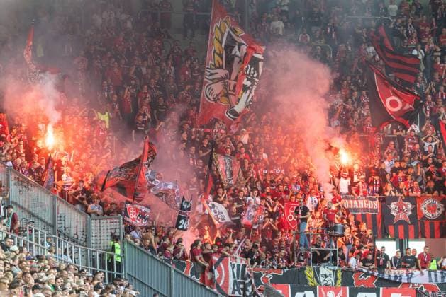 Fans von Bayer 04 Leverkusen zuenden Pyro Pyrotechnische Gegenstaende Bengalos Bengalische Feuer Feuerwerkskoerper, FC Augsburg vs. Bayer 04 Leverkusen, Fußball-Bundesliga, Fussball, 1. Bundesliga, 03. Spieltag, 12.09.2026 DFB regulations prohibit any use of photographs as image sequences and or quasi-video *** Bayer 04 Leverkusen fans set off pyrotechnic devices—including flares, Bengal fires, and fireworks—during the FC Augsburg vs. Bayer 04 Leverkusen match, Bundesliga soccer, soccer, 1. Bundesliga, Matchday 03, September 12, 2026. DFB regulations prohibit the use of photographs as image sequences and or quasi-video Copyright: xkolbert-press PeterxFastlx
