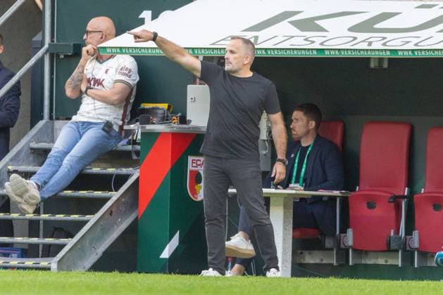 Trainer Manuel Baum (FC Augsburg) gestikuliert, gestik, FC Augsburg vs. Bayer 04 Leverkusen, Fußball-Bundesliga, Fussball, 1. Bundesliga, 03. Spieltag, 12.09.2026 DFB regulations prohibit any use of photographs as image sequences and or quasi-video *** FC Augsburg coach Manuel Baum gesticulates, FC Augsburg vs. Bayer 04 Leverkusen, Bundesliga soccer, soccer, Bundesliga 1, Matchday 3, September 12, 2026. DFB regulations prohibit any use of photographs as image sequences and or quasi-video. Copyright: xkolbert-press PeterxFastlx