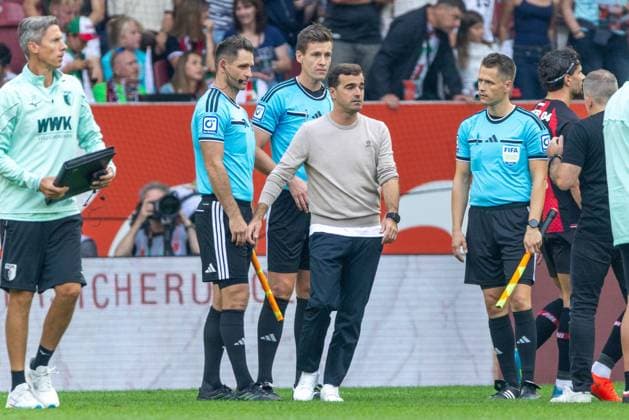 Cheftrainer Carles Martinez (Bayer 04 Leverkusen) nach dem Spiel beim Schiedsrichtergespann, unzufrieden, FC Augsburg vs. Bayer 04 Leverkusen, Fußball-Bundesliga, Fussball, 1. Bundesliga, 03. Spieltag, 12.09.2026 DFB regulations prohibit any use of photographs as image sequences and or quasi-video *** Head Coach Carles Martinez of Bayer 04 Leverkusen approaches the officiating crew after the game, looking dissatisfied, FC Augsburg vs. Bayer 04 Leverkusen, Bundesliga Soccer, Soccer, 1. Bundesliga, Matchday 3, September 12, 2026. DFB regulations prohibit any use of photographs as image sequences and or quasi-video. Copyright: xkolbert-press PeterxFastlx