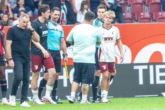Trainer Manuel Baum (FC Augsburg), Michael Gregoritsch (FC Augsburg) und Hennes Behrens (FC Augsburg) nach dem Schlusspfiff, FC Augsburg vs. Bayer 04 Leverkusen, Fußball-Bundesliga, Fussball, 1. Bundesliga, 03. Spieltag, 12.09.2026 DFB regulations prohibit any use of photographs as image sequences and or quasi-video *** Coach Manuel Baum (FC Augsburg), Michael Gregoritsch (FC Augsburg), and Hennes Behrens (FC Augsburg) after the final whistle, FC Augsburg vs. Bayer 04 Leverkusen, Bundesliga, Soccer, 1. Bundesliga, Matchday 3, September 12, 2026. DFB regulations prohibit any use of photographs as image sequences and or quasi-video. Copyright: xkolbert-press PeterxFastlx