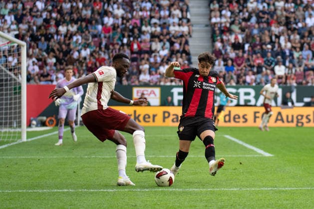 Chrislain Matsima (5 Augsburg) im Zweikampf um den Ball beim Bundesligaspiel FC Augsburg - Bayer 04 Leverkusen am 12.09.2026. Augsburg WWK Arena Bayern Deutschland *** Chrislain Matsima 5 of Augsburg battles for the ball during the Bundesliga match between FC Augsburg and Bayer 04 Leverkusen on September 12, 2026, at the WWK Arena in Augsburg, Bavaria, Germany