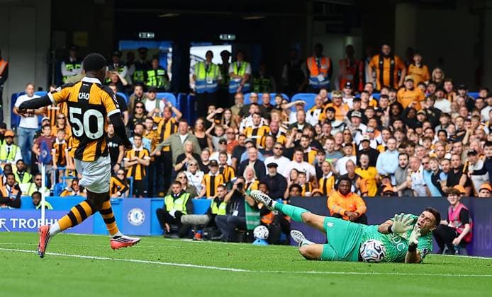 Emiliano Martinez of Chelsea saves a shot from Mohamed-Ali Cho of Hull City Chelsea v Hull City, Premier League, Football, Football, Stamford Bridge, London, UK - 12 Sep 2026London Stamford Bridge United Kingdom EDITORIAL USE ONLY No use with unauthorised audio, video, data, fixture lists, club league logos or live services. Online in-match use limited to 120 images, no video emulation. No use in betting, games or single club league player publications.  Copyright: xMichaelxZemanek Shutterstockx 17144546bd