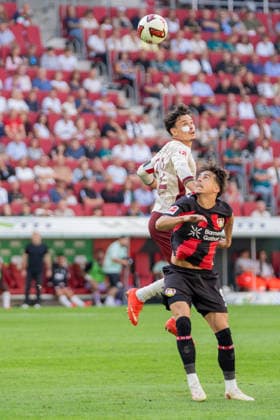 Fabian Rieder (32 Augsburg) und Afonso Moreira (9 Leverkusen) im Zweikampf um den Ball beim Bundesligaspiel FC Augsburg - Bayer 04 Leverkusen am 12.09.2026. Augsburg WWK Arena Bayern Deutschland *** Fabian Rieder (32), Augsburg, and Afonso Moreira (9), Leverkusen, battle for the ball during the Bundesliga match between FC Augsburg and Bayer 04 Leverkusen on September 12, 2026, at the WWK Arena in Augsburg, Bavaria, Germany