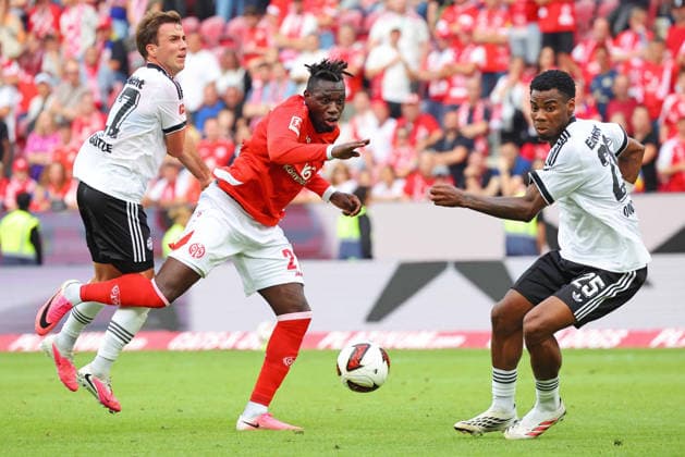 Mainz, Deutschland 12. September 2026: 1. BL - 2026 2027 - Sp. 3 - 1. FSV Mainz 05 gegen Eintracht Frankfurt Im Bild: v.li. beim Kampf um den Ball: Mario Götze Goetze (Frankfurt), Danny da Costa (FSV) und Raphael Onyedika (Frankfurt). DFL regulations prohibit any use of photographs as image sequences and or quasi-video Mewa Arena Rheinland - Pfalz *** Mainz, Germany, September 12, 2026, Bundesliga 1, 2026–2027, Matchday 3, 1: FSV Mainz 05 vs. Eintracht Frankfurt. Pictured from left, battling for the ball: Mario Götze (Goetze, Frankfurt), Danny da Costa (FSV) and Raphael Onyedika (Frankfurt). DFL regulations prohibit any use of photographs as image sequences and or quasi-video. Mewa Arena, Rhineland-Palatinate Copyright: xFotostandx xRacochax