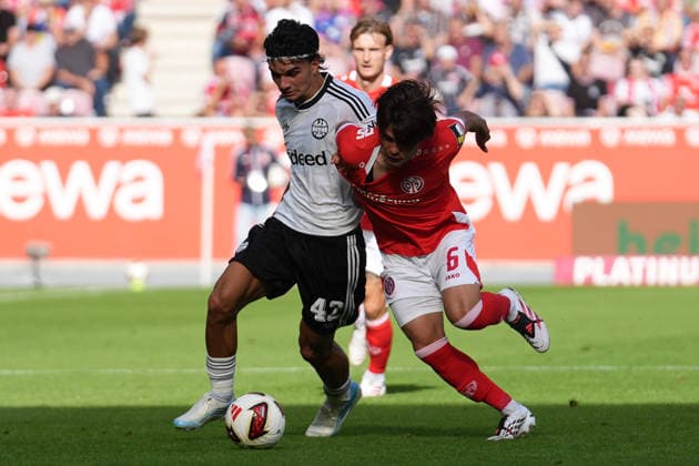 Deutschland: Fußball 1. Bundesliga 2026 2027, 3. Spieltag - 1. FSV Mainz 05 vs Eintracht Frankfurt - Mewa Arena (Mainz): Kaishu Sano (FSV,6) im Zweikampf mit Can Yilmaz Uzun (SGE,42) *** Germany Soccer Bundesliga 2026–2027, Matchday 3: FSV Mainz 05 vs. Eintracht Frankfurt at Mewa Arena in Mainz; Kaishu Sano (FSV, 6) in a tackle with Can Yilmaz Uzun (SGE, 42) Copyright: xTobiasxWentzellx