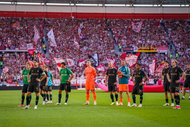 Deutschland: Fussball Bundesliga 2026 - 2027, 3. Spieltag - SC Freiburg vs Borussia Mönchengladbach - Europa-Park-Stadion (Freiburg): Enttäuschung bei den Spielern aus Gladbach. Enttäuschung, Verloren *** German Soccer Bundesliga 2026–2027, Matchday 3: SC Freiburg vs. Borussia Mönchengladbach at Europa-Park Stadium in Freiburg. Disappointment among the Gladbach players. Disappointment. Loss. Copyright: xJOERANxSTEINSIEKx