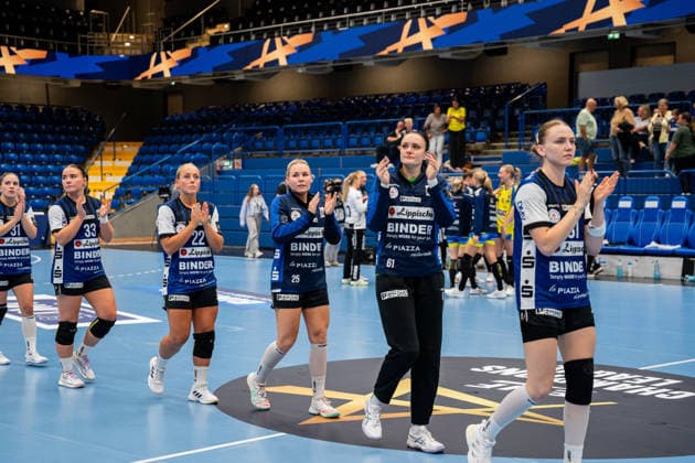 HSG Blomberg-Lippe (GER) vs. Storhamar Handball Elite (NOR), Handball, EHF Champions League Women, Gruppenphase, 12.9.2026, Saision 2026 2027, Lemgo Die Spielerinnen der HSG Blomberg-Lippe (GER) bedanken sich bei den Fans. Im Bild v.r. Karolina Jurenczyk (HSG Blomberg-Lippe, 81), Nicole Roth (HSG Blomberg-Lippe, 61), Lilli Roepcke (HSG Blomberg-Lippe, 25), Judith Tietjen (HSG Blomberg-Lippe, 22) Lemgo Phoenix Contact Arena Deutschland