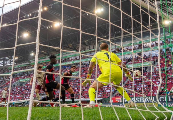 12.09.2026, Fussball Bundesliga 2026 2027, 3.Spieltag, FC Augsburg - Bayer Leverkusen, in der WWK-Arena Augsburg, Kopfball zum 2:1 Führungstreffer von Michael Gregoritsch (li, FC Augsburg), Torwart Mark Flekken (Leverkusen) ohne Chance. ***DFL and DFB regulations prohibit any use of photographs as image sequences and or quasi-video.*** *** September 12, 2026, 2026–2027 Bundesliga, Matchday 3, FC Augsburg vs. Bayer Leverkusen, at the WWK Arena in Augsburg, header by Michael Gregoritsch (left) for FC Augsburg to take a 2–1 lead; Leverkusen goalkeeper Mark Flekken had no chance ***DFL and DFB regulations prohibit any use of photographs as image sequences and or quasi-video***