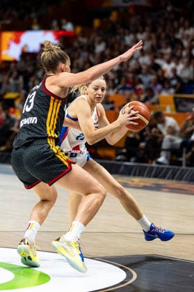 Marine Johannes (Frankreich, 23) im Dribbling gegen Leonie Fiebich (Deutschland, 13), GER, Frankreich vs. Deutschland, Basketball, FIBA Women s World Cup 2026, Halbfinale, 12.09.2026 GER, Frankreich vs. Deutschland, Basketball, FIBA Women s World Cup 2026, Halbfinale, 12.09.2026 Berlin Copyright: xEibner-Pressefoto MaxxVincenx EP_MVN