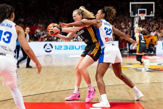 Marie Guelich (Deutschland, 21) im Zweikampf mit Marieme Badiane (Frankreich, 22), GER, Frankreich vs. Deutschland, Basketball, FIBA Women s World Cup 2026, Halbfinale, 12.09.2026 GER, Frankreich vs. Deutschland, Basketball, FIBA Women s World Cup 2026, Halbfinale, 12.09.2026 Berlin Copyright: xEibner-Pressefoto MaxxVincenx EP_MVN