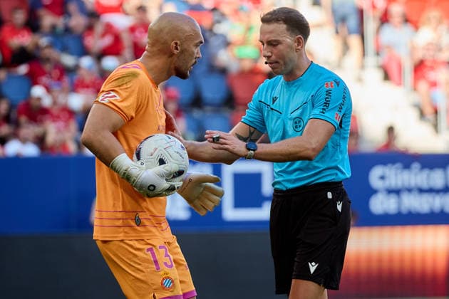 LaLiga EASports 2026 27 CA Osasuna v RCD Espanyol Marko Dmitrovic (13. ESP) (L) and Luis Bestard (Referee) (R) during the LaLiga EA Sports match between CA Osasuna and RCD Espanyol played at El Sadar in Pamplona. Credit: Inigo Alzugaray Agencia LOF Pamplona LaLiga EASports 2026 27 CA Osasuna v RCD Espanyol