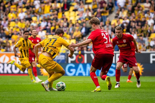 Mika Schroers (Alemannia Aachen, 27) gegen Leopold Wurm (SSV Jahn Regensburg, 37) TSV Alemannia Aachen vs. SSV Jahn Regensburg, Fussball, 3. Liga, 5. Spieltag, Saison 2026 2027, 12.09.2026 DFB REGULATIONS PROHIBIT ANY USE OF PHOTOGRAPHS AS IMAGE SEQUENCES AND OR QUASI-VIDEO TSV Alemannia Aachen vs. SSV Jahn Regensburg, Fussball, 3. Liga, 5. Spieltag, Saison 2026 2027, 12.09.2026 Aachen Copyright: xEibner-Pressefoto J.xDerondeaux EP_JDU