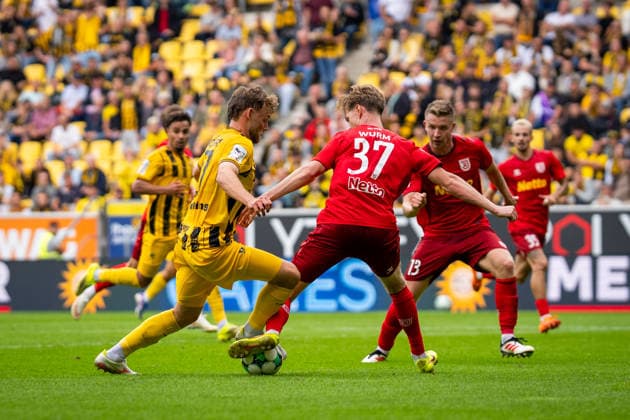 Mika Schroers (Alemannia Aachen, 27) gegen Leopold Wurm (SSV Jahn Regensburg, 37) TSV Alemannia Aachen vs. SSV Jahn Regensburg, Fussball, 3. Liga, 5. Spieltag, Saison 2026 2027, 12.09.2026 DFB REGULATIONS PROHIBIT ANY USE OF PHOTOGRAPHS AS IMAGE SEQUENCES AND OR QUASI-VIDEO TSV Alemannia Aachen vs. SSV Jahn Regensburg, Fussball, 3. Liga, 5. Spieltag, Saison 2026 2027, 12.09.2026 Aachen Copyright: xEibner-Pressefoto J.xDerondeaux EP_JDU