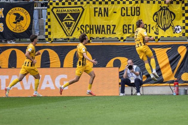 Dritte Liga, Alemannia Aachen vs. SSV Jahn Regensburg, 12.09.2026 Jubelnach dem 1:0 durch Mika Schroers (Alemannia Aachen 27) -- DFL REGULATIONS PROHIBIT ANY USE OF PHOTOGRAPHS AS IMAGE SEQUENCES AND OR Q‹UASI-VIDEO. - Dritte Liga, Alemannia Aachen vs. SSV Jahn Regensburg, 12.09.2026, Tivoli, Aachen Copyright: xBEAUTIFULxSPORTS Derixx