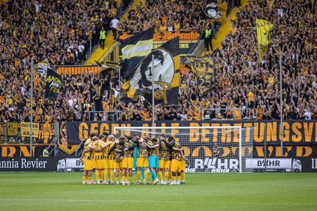Dritte Liga, Alemannia Aachen vs. SSV Jahn Regensburg, 12.09.2026 Aachener Hudle vor dem Spiel -- DFL REGULATIONS PROHIBIT ANY USE OF PHOTOGRAPHS AS IMAGE SEQUENCES AND OR Q‹UASI-VIDEO. - Dritte Liga, Alemannia Aachen vs. SSV Jahn Regensburg, 12.09.2026, Tivoli, Aachen Copyright: xBEAUTIFULxSPORTS Derixx