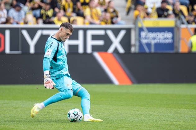Dritte Liga, Alemannia Aachen vs. SSV Jahn Regensburg, 12.09.2026 Stefan Bajic (Alemannia Aachen 23) beim Abschlag -- DFL REGULATIONS PROHIBIT ANY USE OF PHOTOGRAPHS AS IMAGE SEQUENCES AND OR Q‹UASI-VIDEO. - Dritte Liga, Alemannia Aachen vs. SSV Jahn Regensburg, 12.09.2026, Tivoli, Aachen Copyright: xBEAUTIFULxSPORTS Derixx