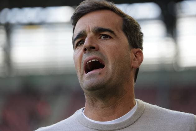 Leverkusens Trainer Carles MARTINEZ. Fussball: Augsburg - Leverkusen. Fußball Bundesliga, FC Augsburg - Bayer leverkusen, 3.Spieltag, Saison 2026-2027, am 12.09.2026 in Augsburg, W W K A R E N A, Deutschland. Quelle Copyright Credit : Oryk HAIST *** Leverkusen Coach Carles MARTINEZ Soccer Augsburg Leverkusen Soccer Bundesliga, FC Augsburg Bayer Leverkusen, Matchday 3, 2026–2027 Season, on September 12, 2026, in Augsburg, W W K A R E N A, Germany Source Copyright Credit Oryk HAIST xFUSSBALL-AUGSBURG-LEVERKUSENx