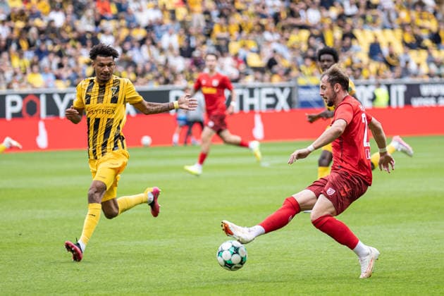 Dritte Liga, Alemannia Aachen vs. SSV Jahn Regensburg, 12.09.2026 Lucas Hermes (SSV Jahn Regensburg 27) und Joel da Silva Kiala (Alemannia Aachen 37) -- DFL REGULATIONS PROHIBIT ANY USE OF PHOTOGRAPHS AS IMAGE SEQUENCES AND OR Q‹UASI-VIDEO. - Dritte Liga, Alemannia Aachen vs. SSV Jahn Regensburg, 12.09.2026, Tivoli, Aachen Copyright: xBEAUTIFULxSPORTS Derixx