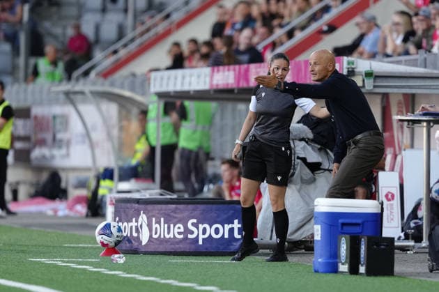 Thun, Switzerland - September 12: Peter Zeidler (Head Coach GCZ) in discussion with Deborah Anex (SR) during the Brack Super League match between FC Thun and Grasshopper Club Zürich at VISANA STADION on September 12, 2026 in Thun, Switzerland. Copyright: xKjetilxWaberx xSPPx Sportspressphoto_SPR228720