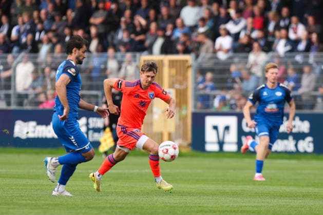 12.09.2026, Fussball, Herren, Regionalliga Nord, 8. Spieltag, BSV Kickers Emden - SSV Jeddeloh II Nick Stepantsev (orange 39 BSV Kickers Emden) im Zweikampf mit Gazi Siala (47 SSV Jeddeloh II)