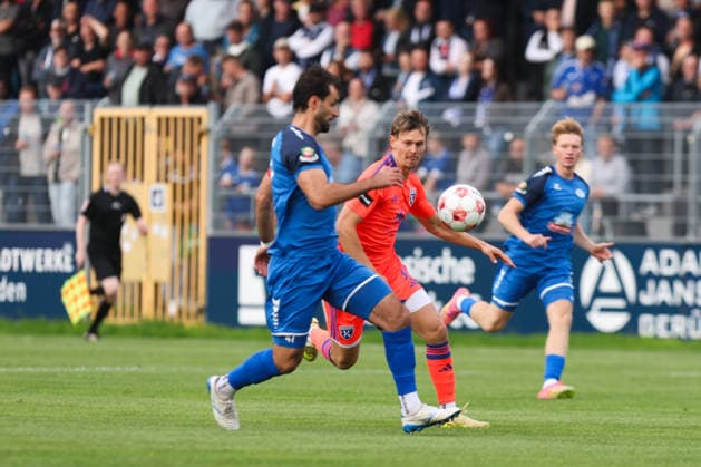 12.09.2026, Fussball, Herren, Regionalliga Nord, 8. Spieltag, BSV Kickers Emden - SSV Jeddeloh II Nick Stepantsev (orange 39 BSV Kickers Emden) im Zweikampf mit Gazi Siala (47 SSV Jeddeloh II)