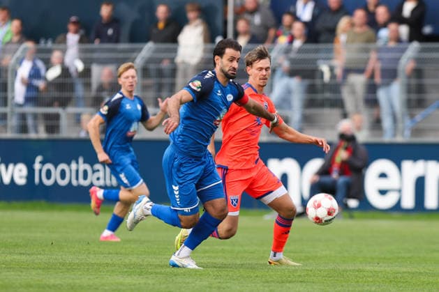 12.09.2026, Fussball, Herren, Regionalliga Nord, 8. Spieltag, BSV Kickers Emden - SSV Jeddeloh II Nick Stepantsev (orange 39 BSV Kickers Emden) im Zweikampf mit Gazi Siala (47 SSV Jeddeloh II)