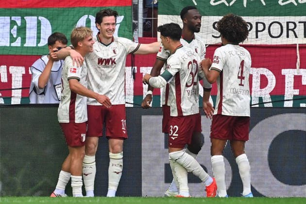 kollektiver Torjubel um Michael GREGORITSCH (FC Augsburg) mit li:Hannes BEHRENS (FC Augsburg). re:Fabian RIEDER (FC Augsburg),Chrislain MATSIMA (FC AUGSBURG), Han-Noah MASENGO (FC Augsburg), Jubel,Freude,Begeisterung,Aktion, Fussball 1. Bundesliga Saison 2026 2027, 3.Spieltag, Spieltag03, FC Augsburg - Bayer 04 Leverkusen 2-2 am 12.09.2026 , WWK A R E N A. *** Collective goal celebration featuring Michael GREGORITSCH (FC Augsburg) on the left, Hannes BEHRENS (FC Augsburg) on the right, Fabian RIEDER (FC Augsburg), and Chrislain MATSIMA (FC Augsburg), Han Noah MASENGO, FC Augsburg, celebration, joy, excitement, action, soccer, Bundesliga Season 2026–2027, Matchday 3, Matchday 03, FC Augsburg vs. Bayer 04 Leverkusen 2–2 on September 12, 2026, WWK Arena
